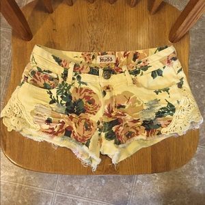 Mudd Floral Print Shorts w/Crotchet Lace Sides🌺